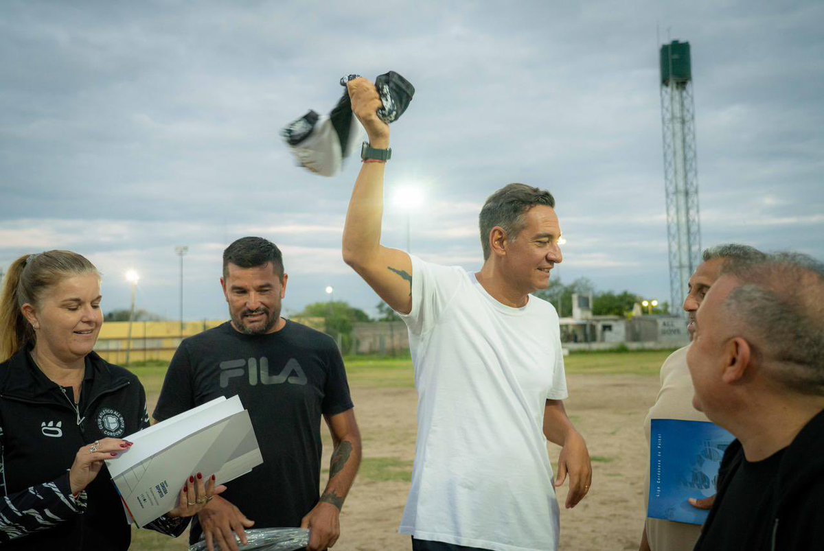 CLUB ALL BOYS, UN PILAR DE BARRIO ROSEDAL

Hoy recorrimos las instalaciones del "Albo", un #club que recibe a cientos de pibes y pibas del suroeste de la ciduad, que concurren para practicar algún deporte, pero también para encontrarse con otros tantos y hacerse amigos, aprender
