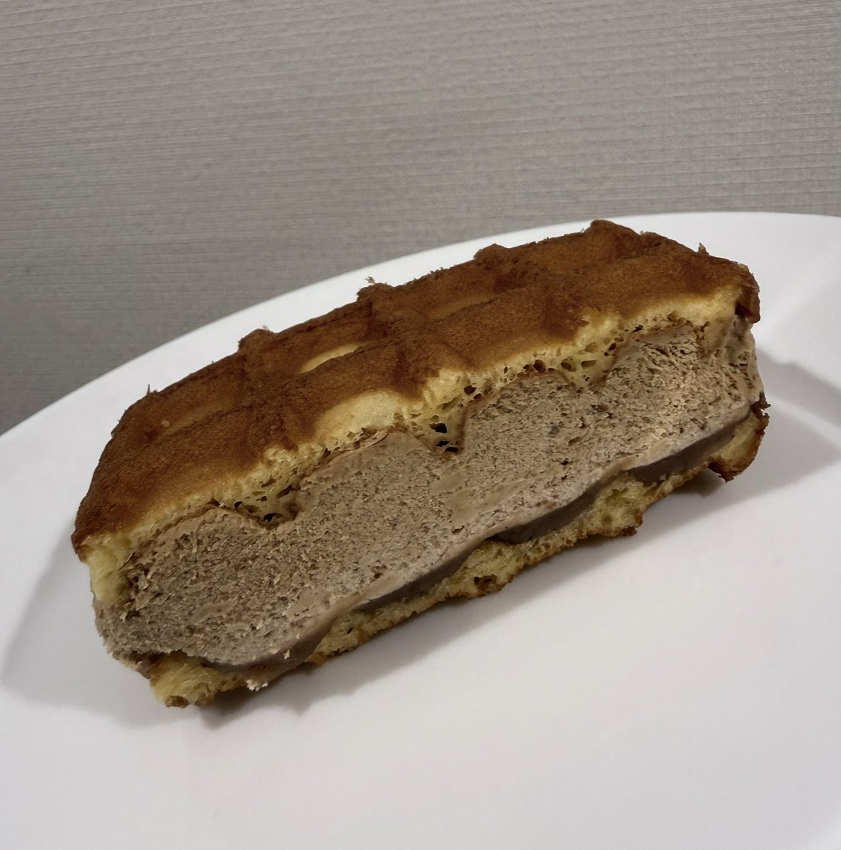 usausapinger's tweet photo. この季節にモンブラン？
って思ったけど、安定の美味しさ、間違い無いです。モンブランペーストもうっすら入っていてw濃厚なクリームとよく合います。
#マネケン #ワッフル #スイーツ https://t.co/ezmJVKSD7O