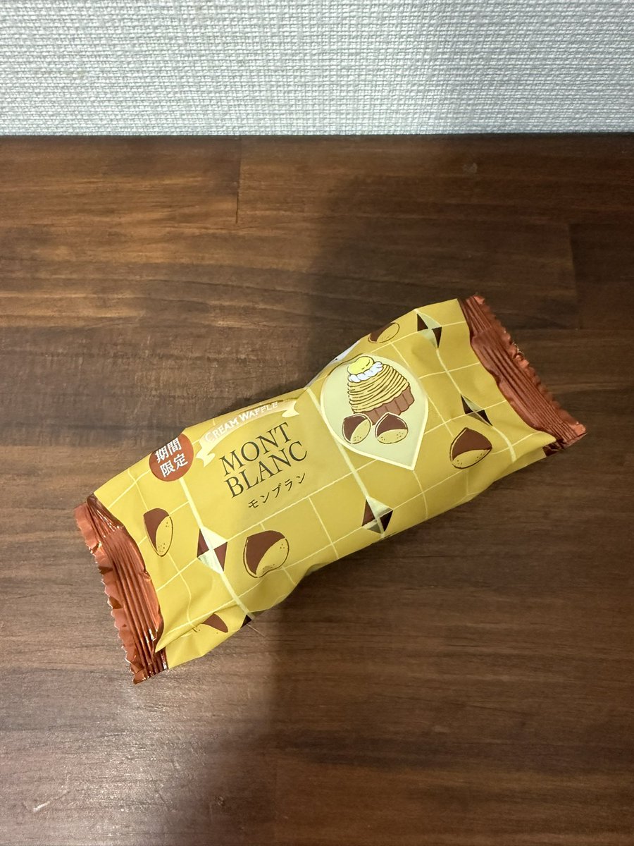 usausapinger's tweet photo. この季節にモンブラン？
って思ったけど、安定の美味しさ、間違い無いです。モンブランペーストもうっすら入っていてw濃厚なクリームとよく合います。
#マネケン #ワッフル #スイーツ https://t.co/ezmJVKSD7O