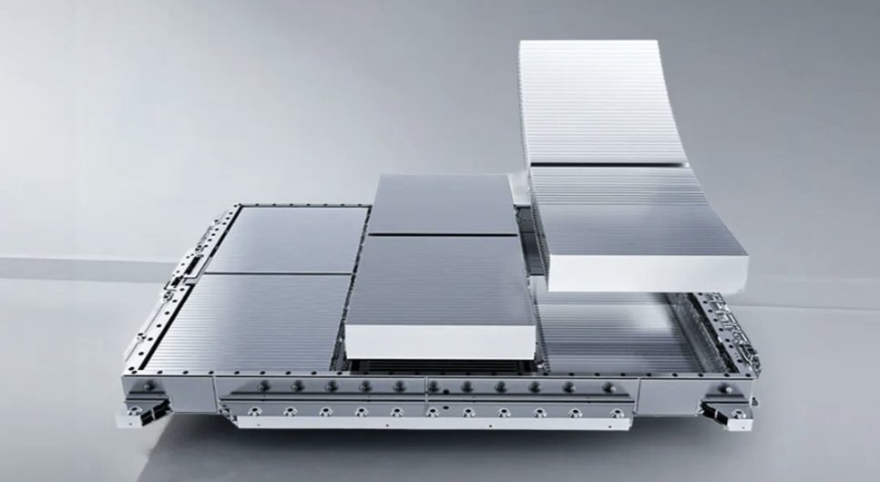 jinbeitesla's tweet photo. BYDが第2世代ブレードバッテリーを発表。やばい、充電速度がテスラと比べて次元が違う。。。。

━━━━━━━━━━━━ 
充電速度の比較

BYD：10% → 97%　たった9分（最大1,500kW） 
テスラ：10% → 80%　約15〜20分（最大250kW）

充電器出力は6倍、時間は半分以下。 
━━━━━━━━━━━━

しかも速さだけじゃなくて、

✅ −30℃で24時間放置後も12分で充電完了 
✅ 生涯保証つき 
✅ 500回急速充電後も釘刺しテストをクリア 
✅ エネルギー密度5%以上向上

2026年中に超急速充電器を2万台設置予定。「EVの充電は遅い」という常識を本気で塗り替えにきてますね。
━━━━━━━━━━━━ 

これに対してテスラはどう対抗するのか？

テスラの強みはソフトウェア・自動運転・ブランド力。充電網も世界75,000台超のスーパーチャージャーネットワークという圧倒的インフラがあります。

ただしハード面の充電速度では明確に水をあけられた形。次世代スーパーチャージャーや新バッテリー技術で巻き返せるか、今後の発表に注目です。