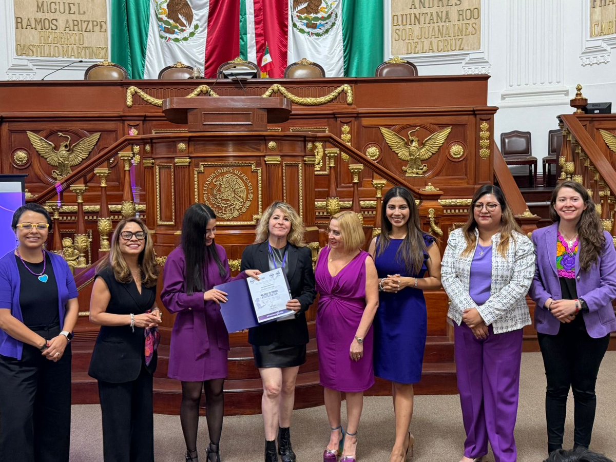 FridaJGuillen's tweet photo. Las mujeres no vinieron a ocupar un lugar, vinieron a transformar el Congreso. 💥💜

Hoy las curules no se llenaron de políticos, se llenaron de causas, de historias y de soluciones reales. El cierre del Parlamento de Mujeres no es un punto final, es el eco de cientos de voces que hoy recibieron el reconocimiento que les pertenece.💜💚

#8M #CongresoCDMX #ParlamentodeMujeres #FridaGuillén
