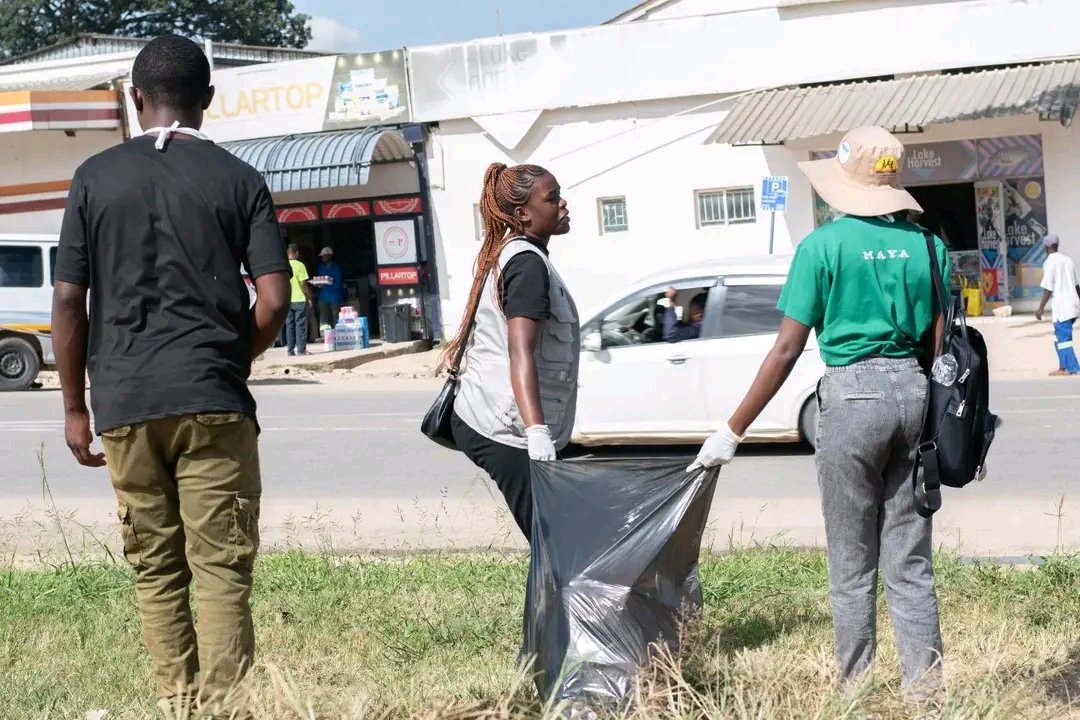 ManicaYouth's tweet photo. Joined National Clean-Up Day in Mutare! Govt, schools, private sector &amp; community came together to clean Old Rank &amp; plant trees at DA's Office. Partnerships = cleaner communities &amp; a greener future! #CleanUpZimbabwe #Sustainability https://t.co/O1xNjl71x8