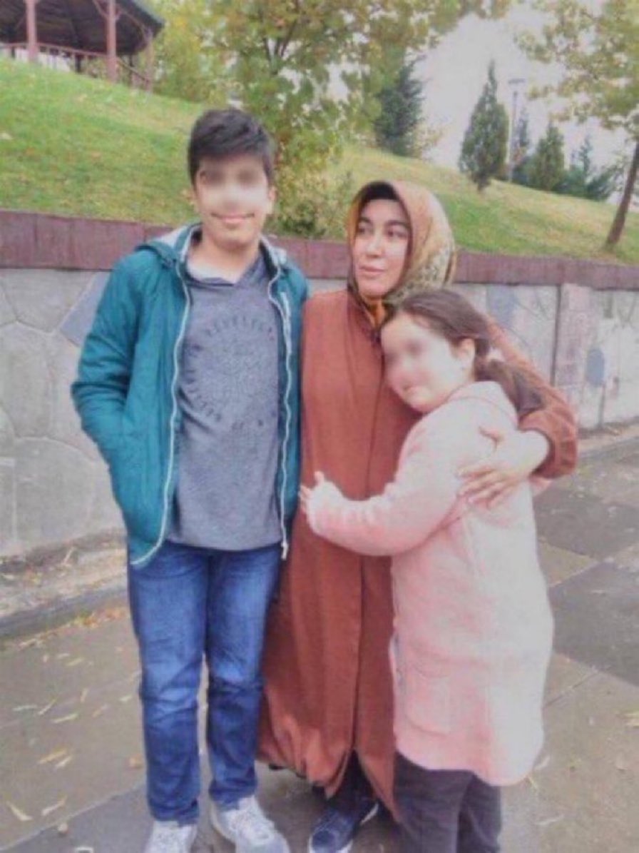 ANKARA

Matematik öğretmeni Kevser Sinan 17 Ekim 2019’dan beri hapiste.
Eşi Nuri Sinan da daha önce tutuklanmıştı.

Haklarında suç sayılan tüm faaliyetlerin suç olmadığı AİHM kararıyla da teyit edildi.

Ama bedelini kim ödüyor?

Çocukları Ali İhsan ve Seher…
Yıllardır annesiz,
