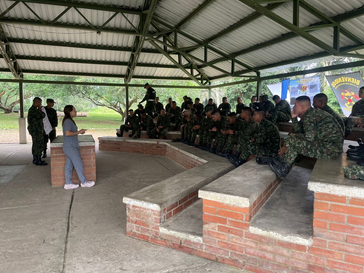 Ejercito_Div6's tweet photo. #PorNuestrosSoldados | El área de Psicología del Batallón de Artillería de Campaña N.° 27 de la #Brigada27 realizó una capacitación en salud mental dirigida al personal militar de Soldados 18 que adelanta entrenamiento en el #BITER27, fortaleciendo la prevención del suicidio, promoviendo el autocuidado y el bienestar integral a través de la estrategia del Soldado Búho. 🧠🇨🇴