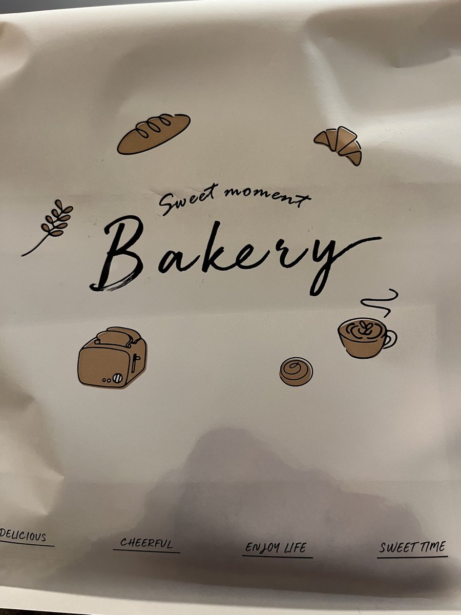 garyu's tweet photo. ベーカリーのこういう袋を見て「ああアジア系の店なんだ」とすぐ分かるならば、大体アメリカ西海岸検定2級ぐらいの実力はある。 https://t.co/WyIBLHgmRa