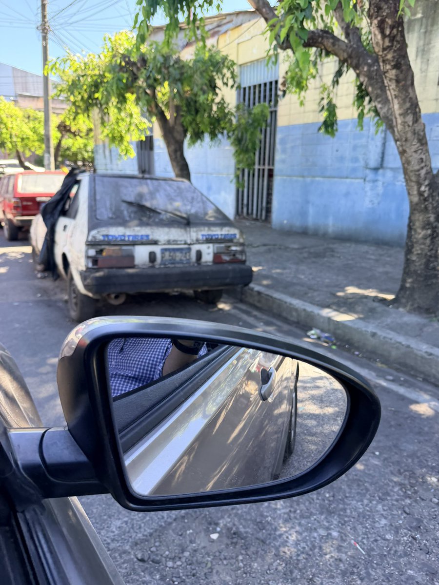 Center_Q's tweet photo. @alcaldia_ss @nelsonfr97 @marioduran @CAMSanSalvador Vayan a la Calle Prado enfrente de las entradas al parqueo del Mercado Modelo. 
Pilas ahí. https://t.co/CVND7SHnyJ