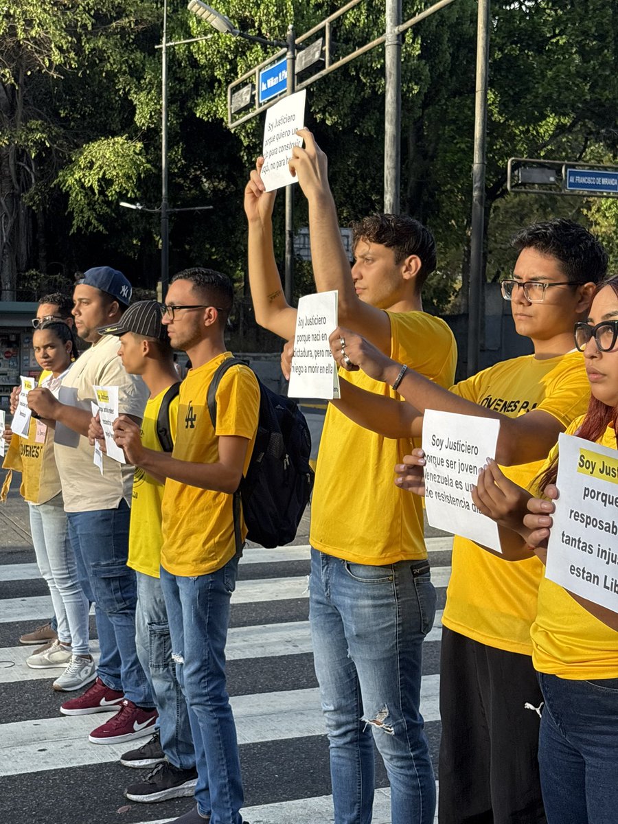 JovenesPr1meroJ's tweet photo. #PorQuéSoyJusticiero por la rebeldía de quienes con ética y trabajo promovieron un partido para todos.

¡Acá tienen una juventud dispuesta y en la calle!

🟡 @Pr1meroJusticia https://t.co/6Snd23Z5oy