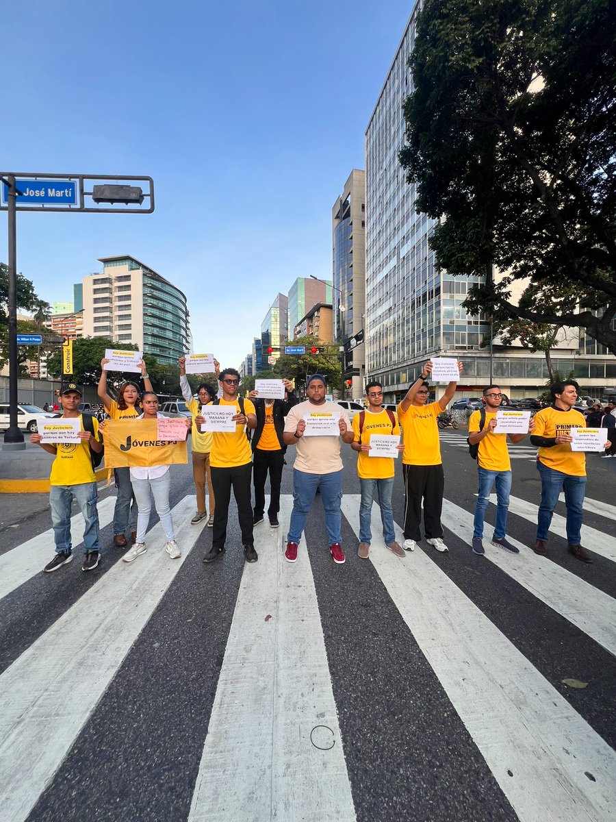 JovenesPr1meroJ's tweet photo. #PorQuéSoyJusticiero por la rebeldía de quienes con ética y trabajo promovieron un partido para todos.

¡Acá tienen una juventud dispuesta y en la calle!

🟡 @Pr1meroJusticia https://t.co/6Snd23Z5oy