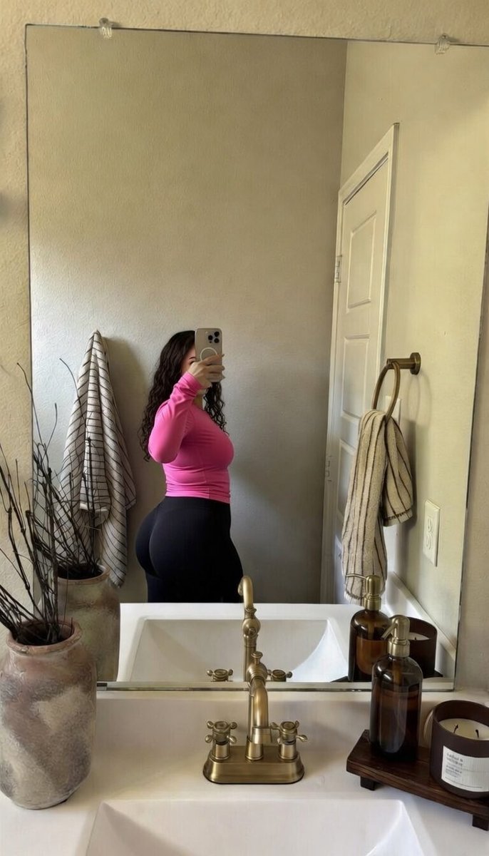 stephaniecast02's tweet photo. smash or pass https://t.co/peEV3wGrcb