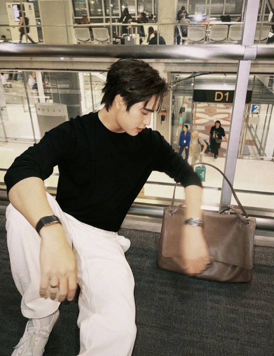 หล่อหรูดูแพง! ส่องแอร์พอร์ตลุคของ "เจมีไนน์ นรวิชญ์" <a href="/gemini_ti/">gemini_nt</a> ในฐานะ​ Brand Ambassador ของ CHANEL ก่อนบินลัดฟ้าสู่กรุงปารีส​ ประเทศฝรั่งเศส เพื่อร่วมชมแฟชั่นโชว์ของ CHANEL Fall/Winter 2026-2027 

GEMINI BOUND FOR CHANEL FW26

#Gemini_NT #เจมีไนน์
#CHANELXGEMINI