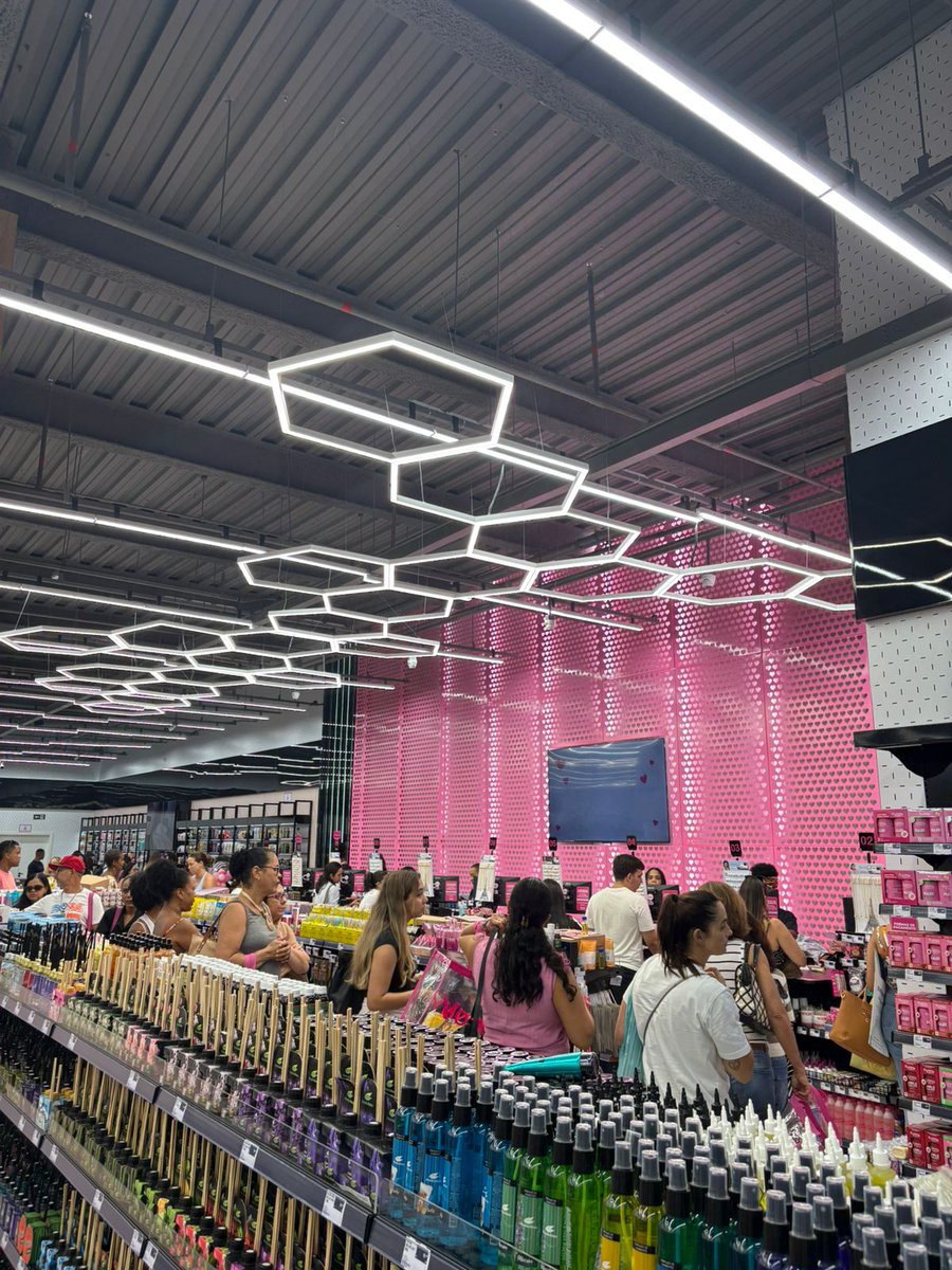 Brenda_viannaf's tweet photo. #BrendaNewsInforma
A loja Vonný Cosméticos foi inaugurada na última quarta-feira, 4, no Salvador Shopping, no L1. 
Com  1,3 mil m² (IMENSA), a loja tem mais de 20 mil itens, entre eles, maquiagem, skincare, cuidados capilares, utilidades, unhas e fragrâncias, com marcas nacionais e internacionais. 
Os preços são variados e alguns estão em promoção devido a abertura!