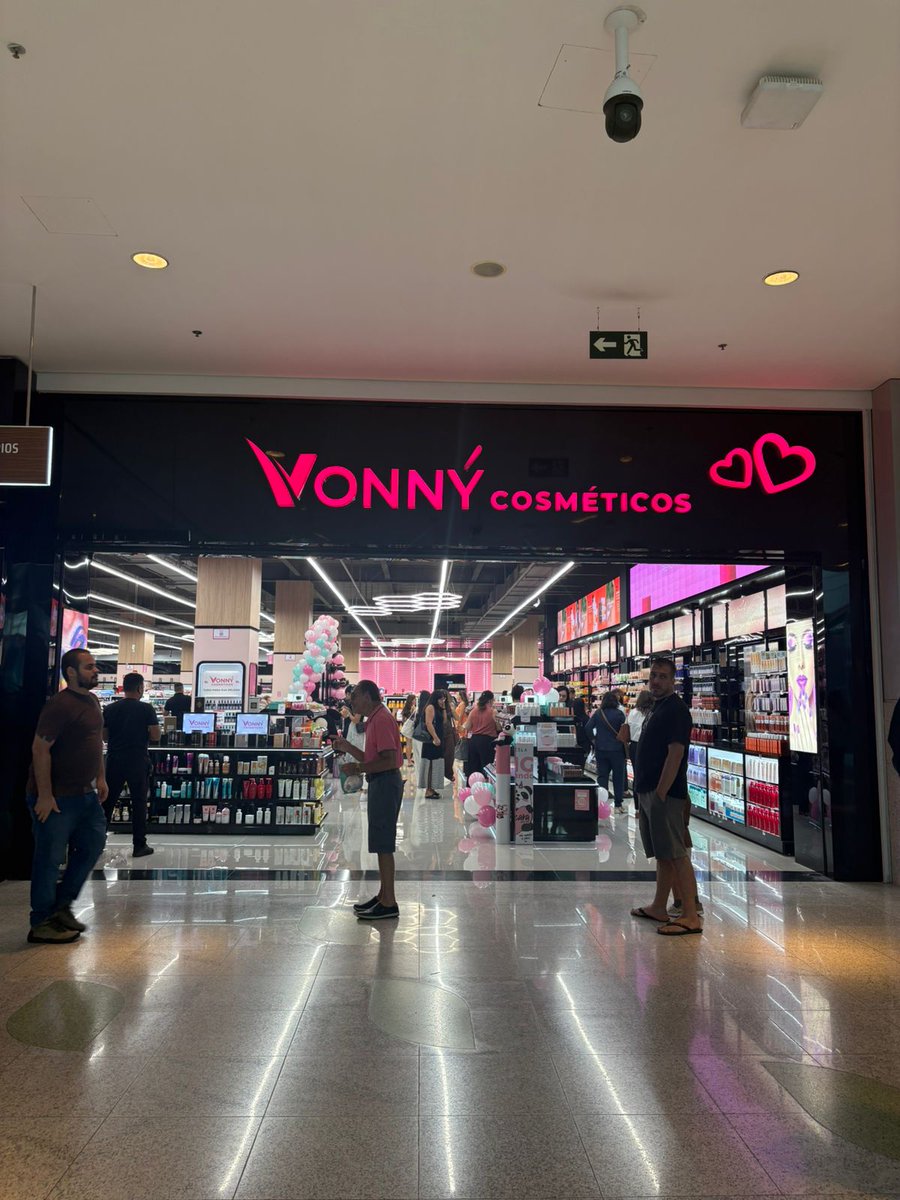 Brenda_viannaf's tweet photo. #BrendaNewsInforma
A loja Vonný Cosméticos foi inaugurada na última quarta-feira, 4, no Salvador Shopping, no L1. 
Com  1,3 mil m² (IMENSA), a loja tem mais de 20 mil itens, entre eles, maquiagem, skincare, cuidados capilares, utilidades, unhas e fragrâncias, com marcas nacionais e internacionais. 
Os preços são variados e alguns estão em promoção devido a abertura!