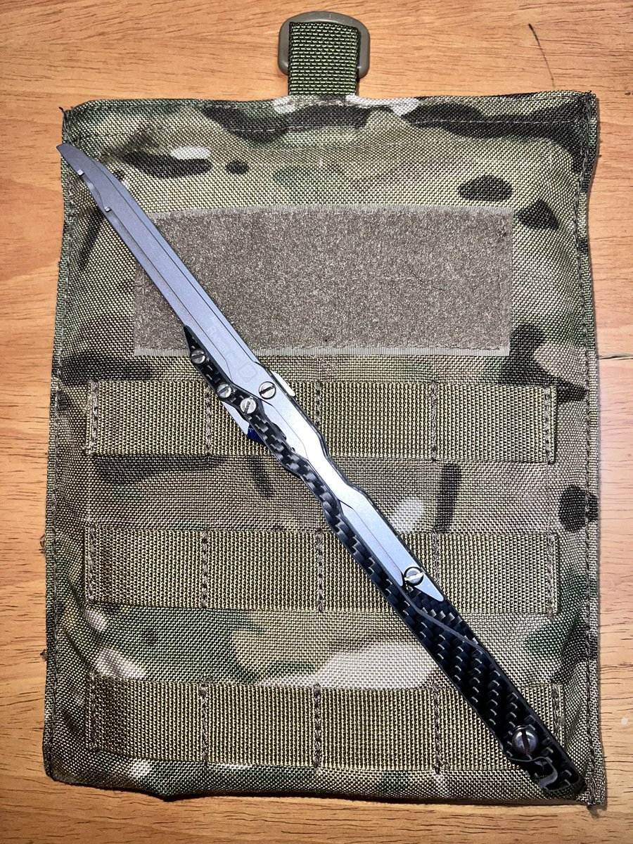 MikeKilo0306's tweet photo. 予約していたたちごけラボさんの火バサミ「レイピア」が届きました
捻じれにくい構造で太めの薪もしっかり掴めそうです
ロック機構付きで閉じた状態で固定できるのも良いです
自作の焚き火台ケースにも収納出来ました
来月のキャンプで使うのが楽しみです
#たちごけラボ　#レイピア https://t.co/leOpuuES3D