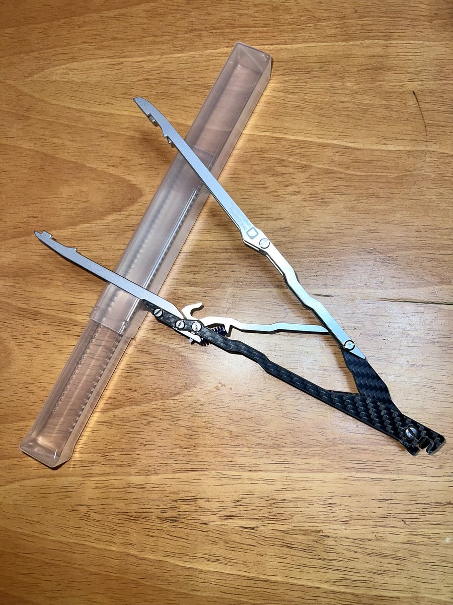 MikeKilo0306's tweet photo. 予約していたたちごけラボさんの火バサミ「レイピア」が届きました
捻じれにくい構造で太めの薪もしっかり掴めそうです
ロック機構付きで閉じた状態で固定できるのも良いです
自作の焚き火台ケースにも収納出来ました
来月のキャンプで使うのが楽しみです
#たちごけラボ　#レイピア https://t.co/leOpuuES3D