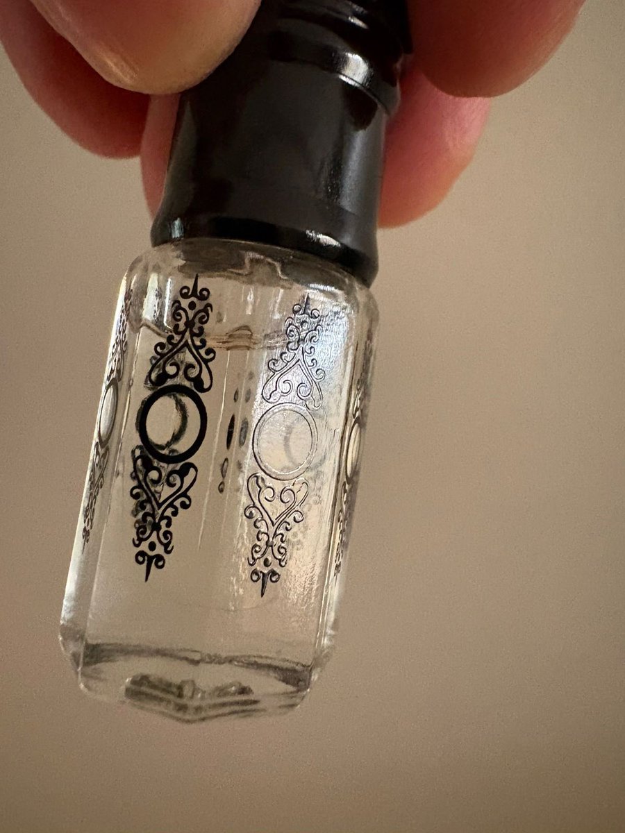 من ادهان المسك الجميلة الي فيها لمسة منعشه فاكهية موزونه وتصلح لك يا عزيزي الرجل 👌🏻

رايق غير مزعج حتى بالاداء البعض ملمسه ثقيل ويصدع فيك ويقلب ريحته لكن هذا ممتاز جداً.

من عند المميز  <a href="/kaf_oud/">Kaf_oud</a>