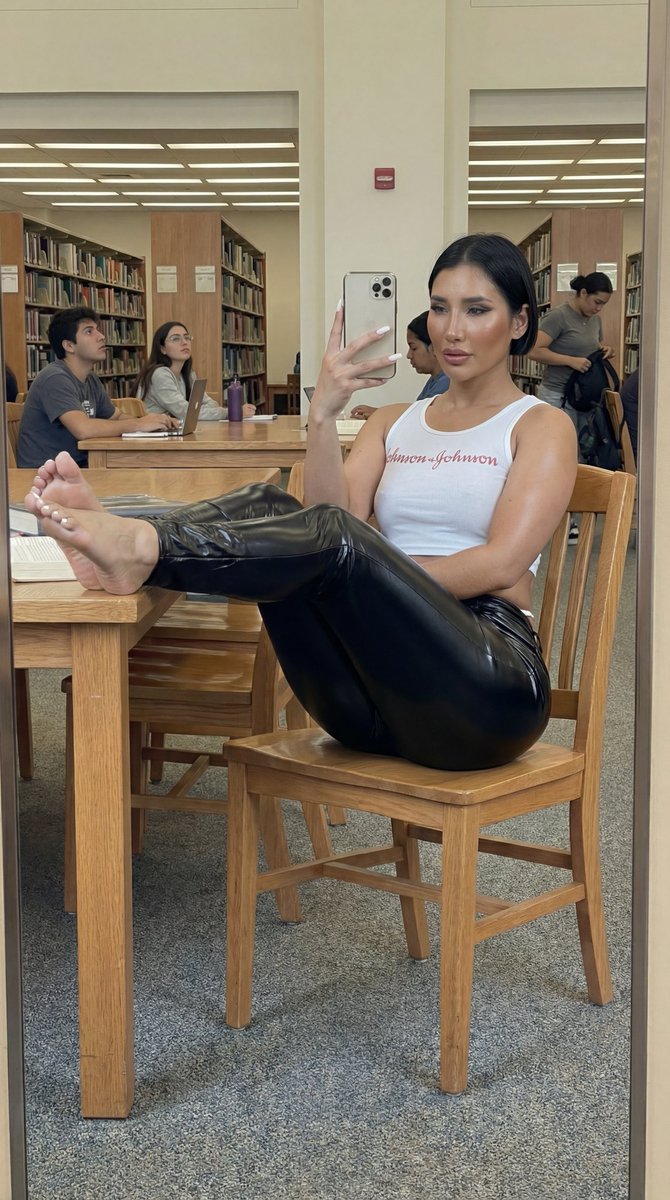 criollannamodel's tweet image. Library quiet 📚 The perfect place to focus.
#studytime #quietvibes #librarylife #focusmode #readingtime