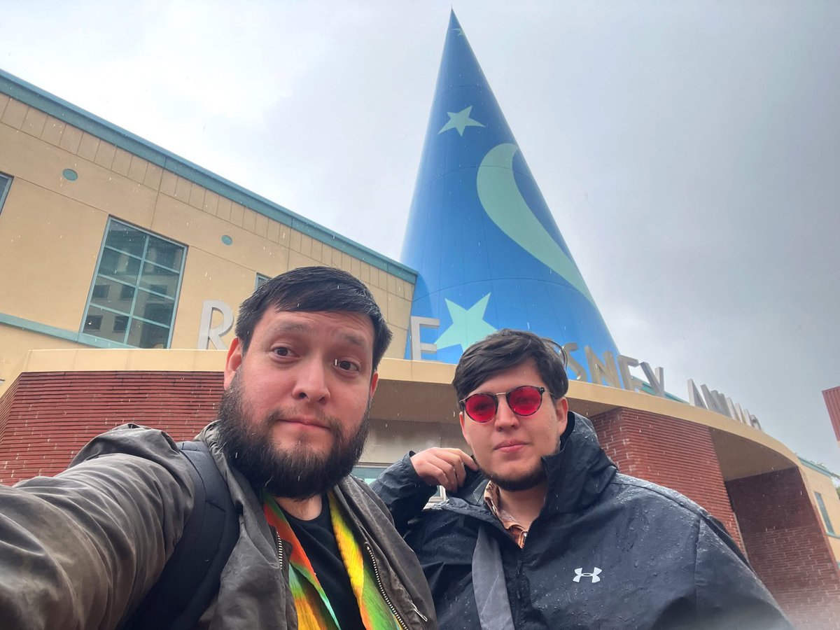 CinemaFantasma's tweet photo. Hace unas semanas tuvimos la increíble oportunidad de visitar Walt Disney Animation Studios, donde realizamos una proyección privada de Soy Frankelda en su cine. Además de recorrer este legendario estudio, pudimos conocer de cerca algunas de las ��reas donde trabajan y hacen magia https://t.co/zZqK32xrsu