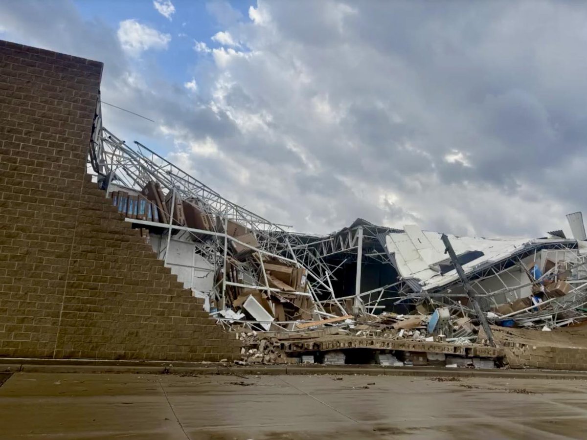 ConflictAlarm's tweet image. BREAKING: Multiple fatalities confirmed after tornadoes tore through Union City and Three Rivers, Michigan.

Images from the ground show near-total destruction -  collapsed buildings, debris-filled skies, entire structures leveled.