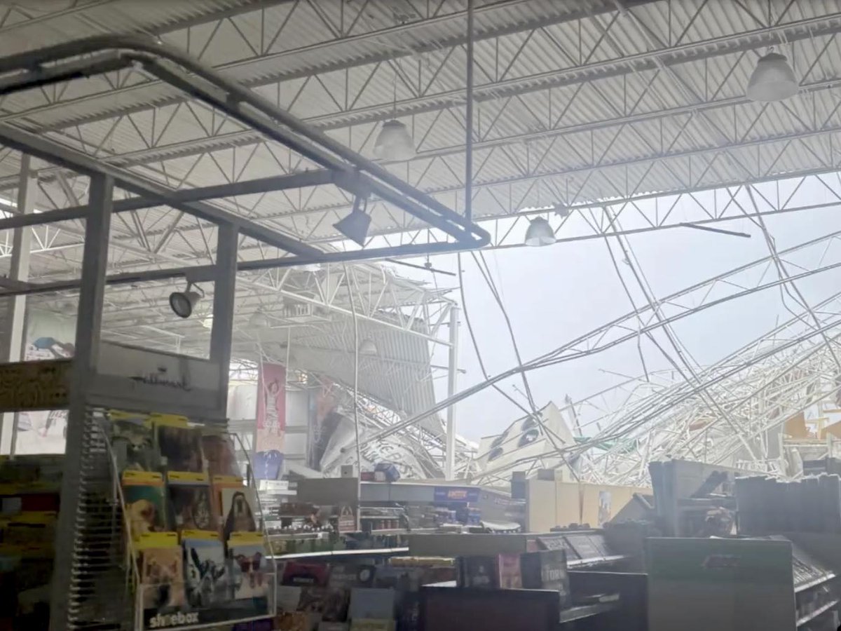 ConflictAlarm's tweet image. BREAKING: Multiple fatalities confirmed after tornadoes tore through Union City and Three Rivers, Michigan.

Images from the ground show near-total destruction -  collapsed buildings, debris-filled skies, entire structures leveled.