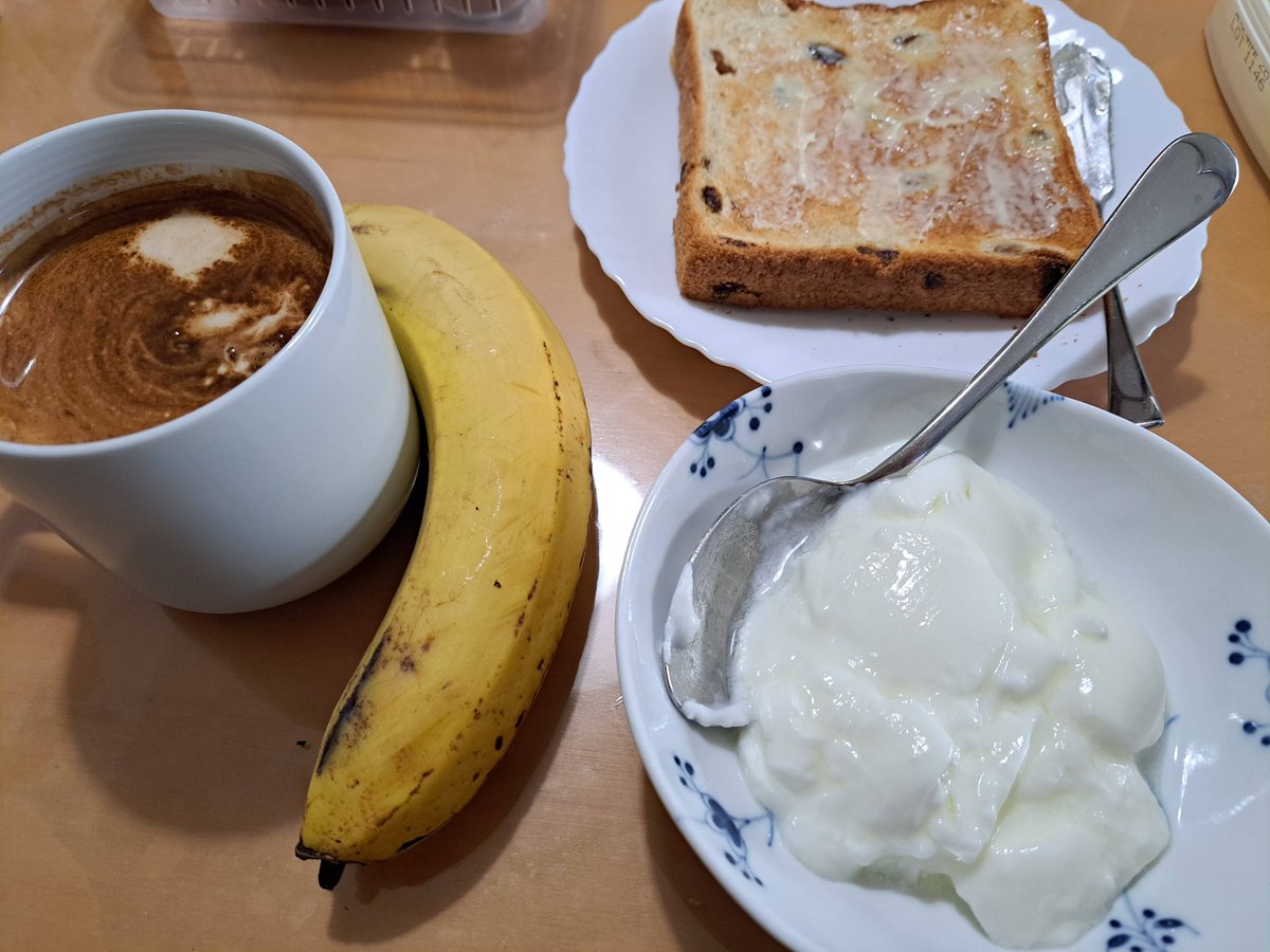 mosquitoos's tweet photo. This is Friday's breakfast and lunch. Today is my daughter's birthday, so I bought an expensive cake from a bakery near the station. It cost over 1,000 yen but tasted awful — I'm never buying from there again.
#breakfast
#lunch
#Japan
#washoku
#birthday
#expensivecake https://t.co/YZmUSlkZCz