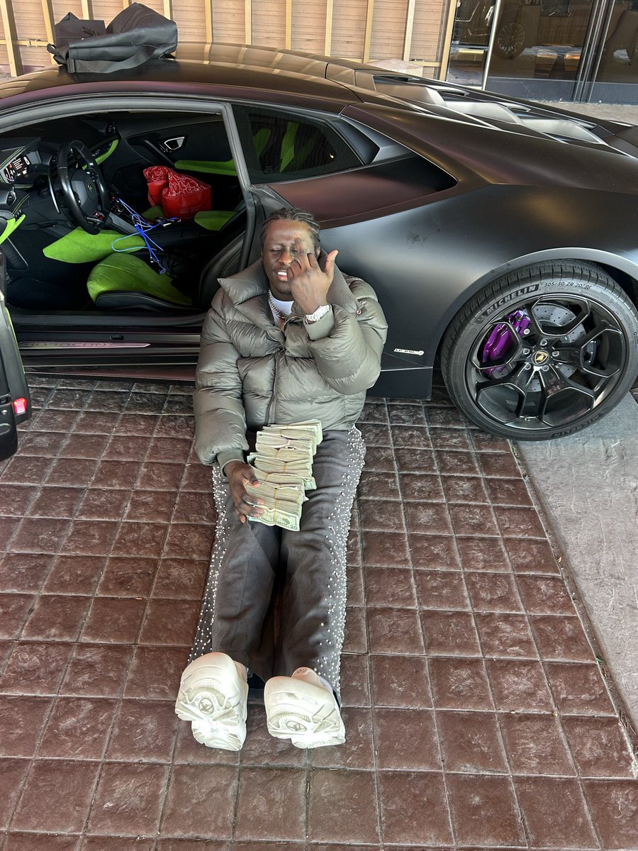 Lambo so low gotta squat 🥶