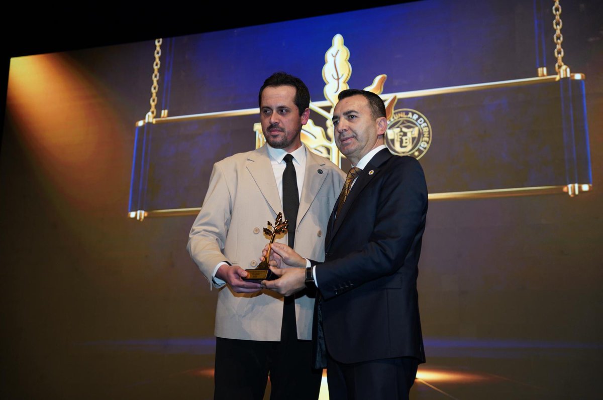 #AydınlıkGelecekÖdülleri2025 “Yılın Erkek Voleybolcusu Ödülü”nün sahibi Kaan Gürbüz! Ödülü onun yerine teslim alan Fenerbahçe Yönetim Kurulu Üyesi Adem Köz’e teşekkür ederiz.