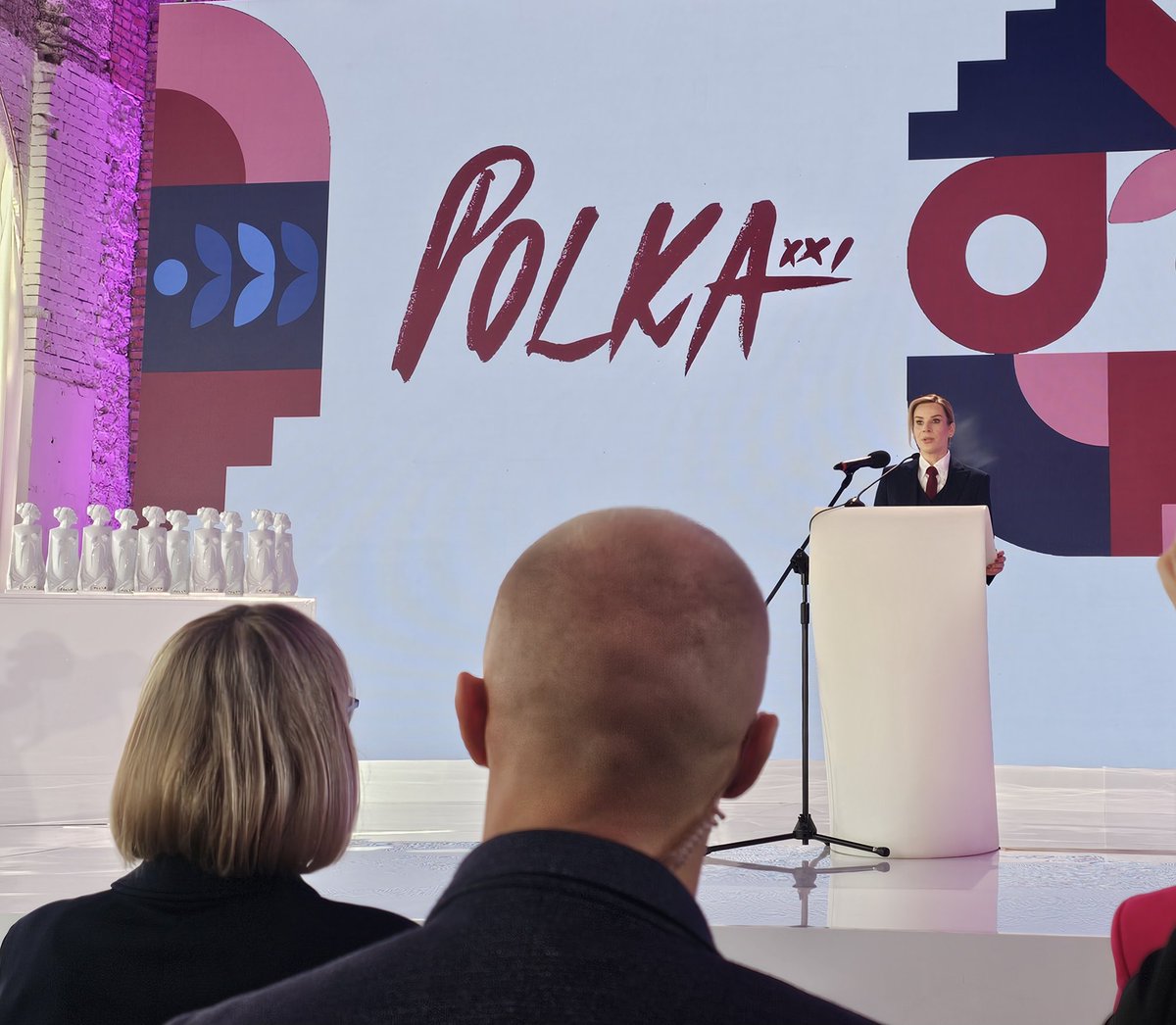 mummy_research's tweet photo. Spotkanie #PolkaXXI otworzyła Pierwsza Dama Marta Nawrocka, która mówiła o odwadze i sile. https://t.co/Clo4qsDY5f