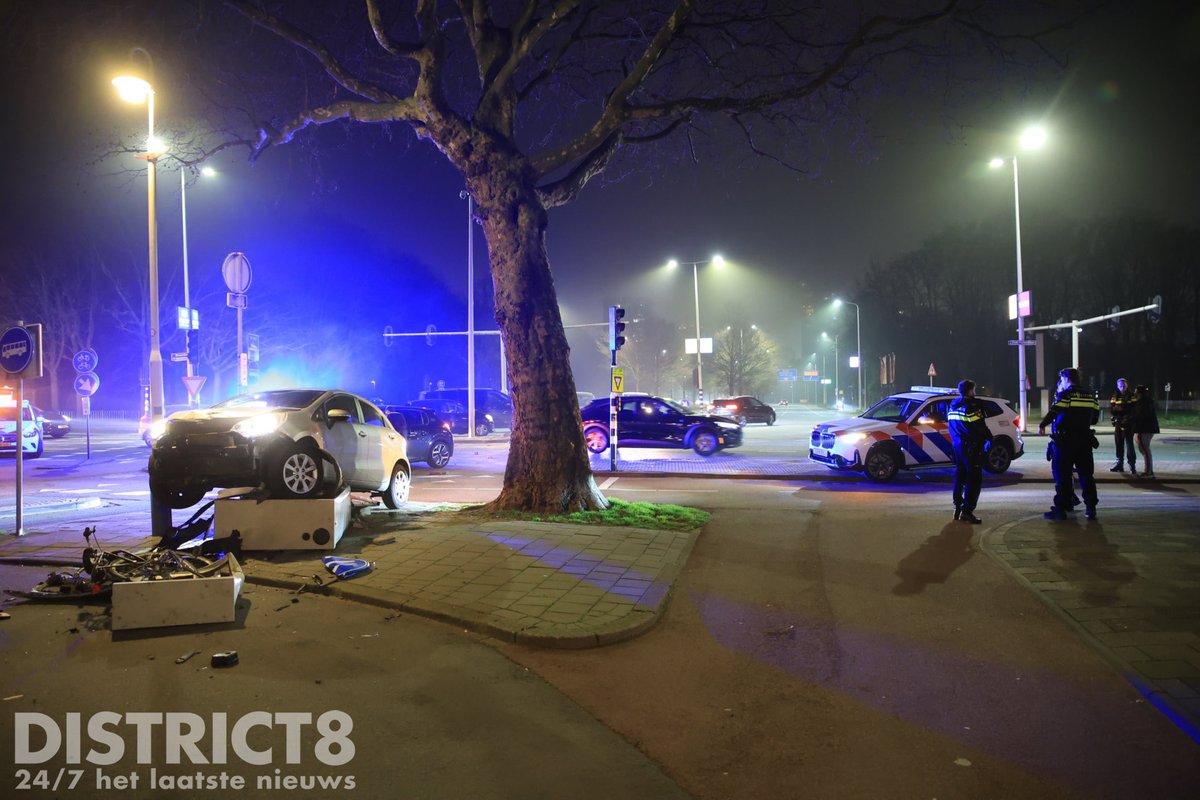Auto botst tegen verkeersregelinstallatiekast op de ZuidHollandlaan in Den Haag