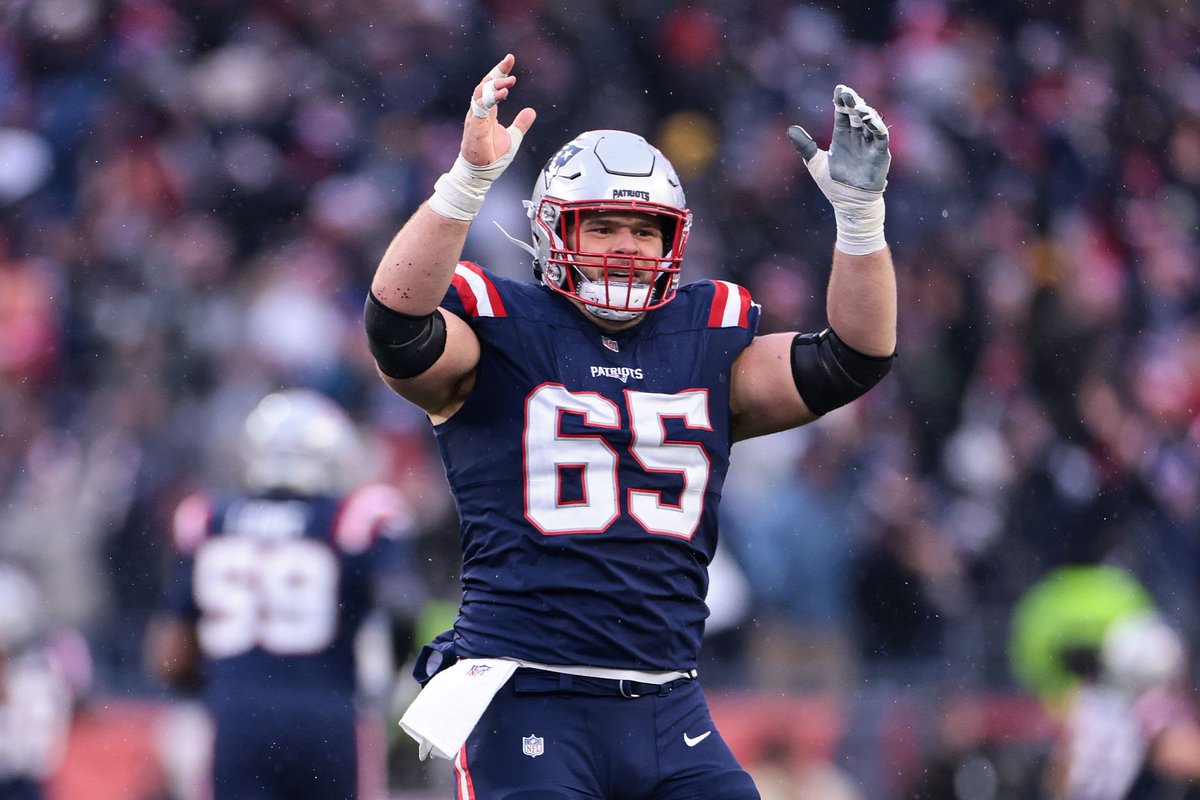 ZachGatsby's tweet image. 🚨REPORT: Patriots Trading C Garrett Bradbury to Bears

Sources: New England is dealing center Garrett Bradbury to Chicago, providing the Bears with a new starting option at the position.

Deal can’t be finalized until the league year officially begins. #Patriots #GoPats