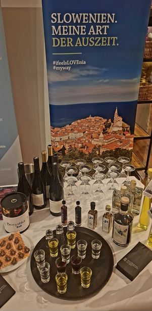 👉  Na predstavništvu zvezne dežele Baden-Württemberg v Berlinu je 5. marca 2026 potekal 11. Donausalon. Dogodek, ki poteka vsako leto od leta 2013 in privablja več kot 500 gostov, se je uveljavil kot pomembna platforma za mreženje predstavnikov politike, gospodarstva, turizma in