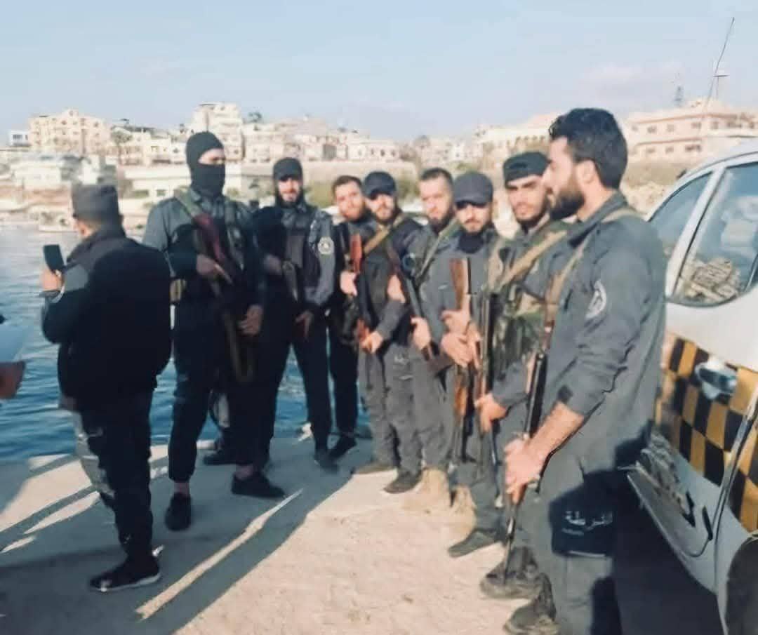 ⚫ ٦ آذار ٢٠٢٥ | بعد الظهر — جبلة
هذه الصورة تعود لشباب الدورية التي تعرّضت لكمينٍ غادر في مدينة جبلة…
كمينٌ أنهى حياة كل عناصرها، فارتقوا شهداء وهم يؤدّون واجبهم.
وجوهٌ كانت قبل لحظات تضحك، وتؤدي مهمتها لحماية الناس…
لكن الغدر كان أسرع.
لم يكونوا أرقاماً في خبرٍ عابر،
بل