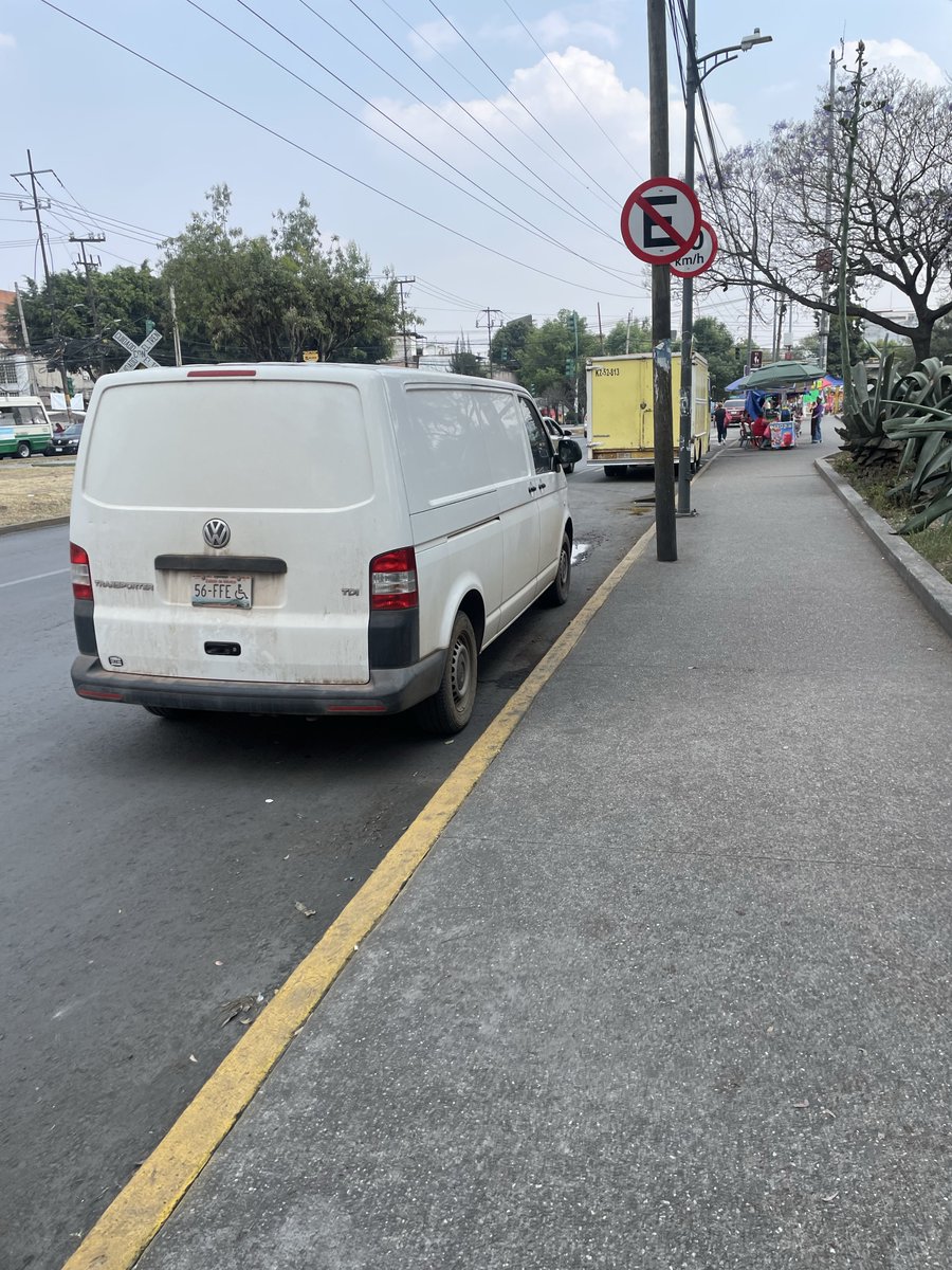 Estil0Chilango's tweet photo. @UCS_GCDMX @AlcaldiaMHmx Por favor nos apoyan con los autos que están estacionados en zonas de no estacionarse sobre av. 5 de mayo San Lorenzo tlaltenango, alcaldía Miguel Hidalgo https://t.co/jrR9s0NGSQ
