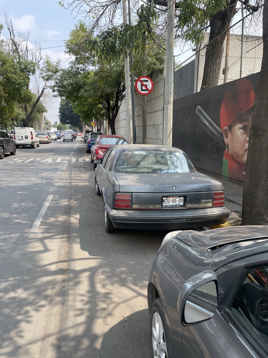 Estil0Chilango's tweet photo. @UCS_GCDMX @AlcaldiaMHmx Por favor nos apoyan con los autos que están estacionados en zonas de no estacionarse sobre av. 5 de mayo San Lorenzo tlaltenango, alcaldía Miguel Hidalgo https://t.co/jrR9s0NGSQ