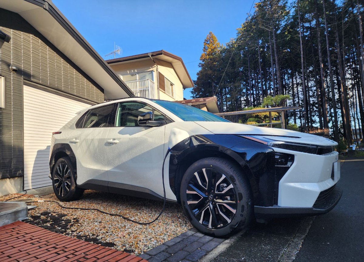 SportsCarsJP's tweet image. BEV・・・

知人が乗ってきてくれました～🙂

まだ運転してないのでわかりませんが
トヨタ車ですからテスラと違って
至ってフツーに走るのでしょう・・

20インチのホイールがデカくて良いですが
インテリアはメチャ最近のトヨタ車～

こういうのに慣れていかないと・・　

#bz4x
#Bev
#電気自動車