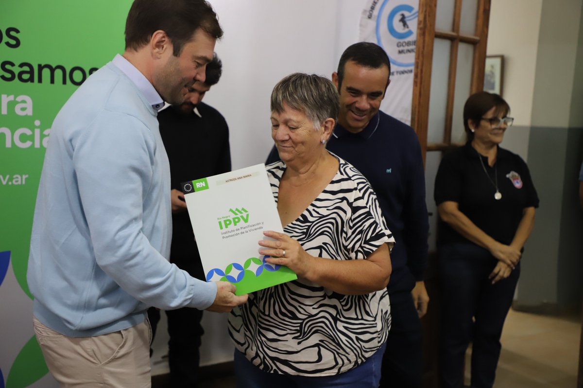 rionegrogob's tweet photo. 🏡 MÁS FAMILIAS DEL ALTO VALLE ACCEDEN A LA ESCRITURA DE SU VIVIENDA 

En Cinco Saltos y Fernández Oro, 37 familias recibieron la escritura de su casa del IPPV y dieron un paso fundamental para asegurar su hogar y el futuro de sus familias.

📄 Con esta documentación se convierten en propietarias legales de sus viviendas, acceden a más derechos y suman seguridad para sus hijos.

#RíoNegro #IPPV #Vivienda #AltoValle