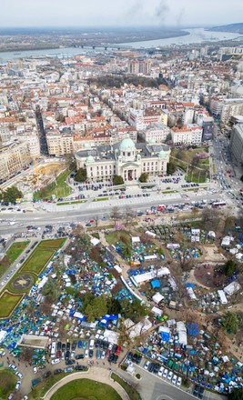 Godinu dana od podizanja paravojnog eksteritorijalnog kampa u centru Beograda. U njemu zakoni prestaju, kriminalci imaju svu moć, policija mora da ih sluša. Slika i prilika ovog režima.