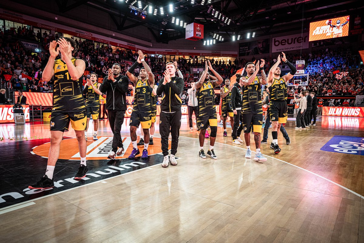 MHP_RIESEN's tweet photo. 2x 𝗗𝗔𝗡𝗞𝗘! 💛🫱🏽🫲🏿
... für das Ermöglichen des Derby-Roadtrips samt kostenfreien Fanbus von und nach Neu-Ulm an @EHEIM!
... für 40-minütigen, vollumfänglichen und richtig geilen Support vor Ort! Das war überragend!
📸: Sascha Walther | #ULMLUD https://t.co/8O7VibZr4G