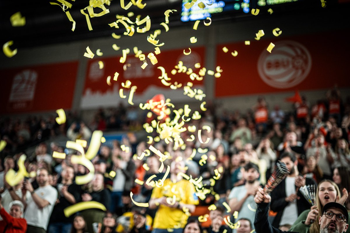 MHP_RIESEN's tweet photo. 2x 𝗗𝗔𝗡𝗞𝗘! 💛🫱🏽🫲🏿
... für das Ermöglichen des Derby-Roadtrips samt kostenfreien Fanbus von und nach Neu-Ulm an @EHEIM!
... für 40-minütigen, vollumfänglichen und richtig geilen Support vor Ort! Das war überragend!
📸: Sascha Walther | #ULMLUD https://t.co/8O7VibZr4G