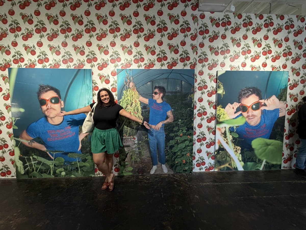 swiftatmidnight's tweet photo. kattdo pop up success ily @Harry_Styles @HSHQ https://t.co/cF4HBCt4ZV