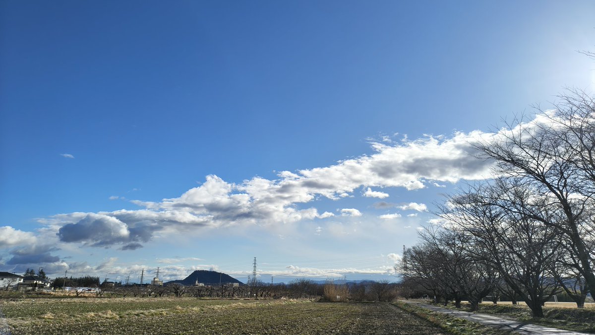 おはようございます🌤

青空の多い通勤路🚗³₃
雨降ったのか路面が少し濡れています😯
現在の気温は7度で日中の最高気温は10度の予報ですね

朝起きてあれ寒くないな〜って思ったけど朝から気温高いからか😊

皆さん健康第一で福のある素敵な1日を👋🥸
 #イマソラ
 #空ネット
 #福島市
 #福の空