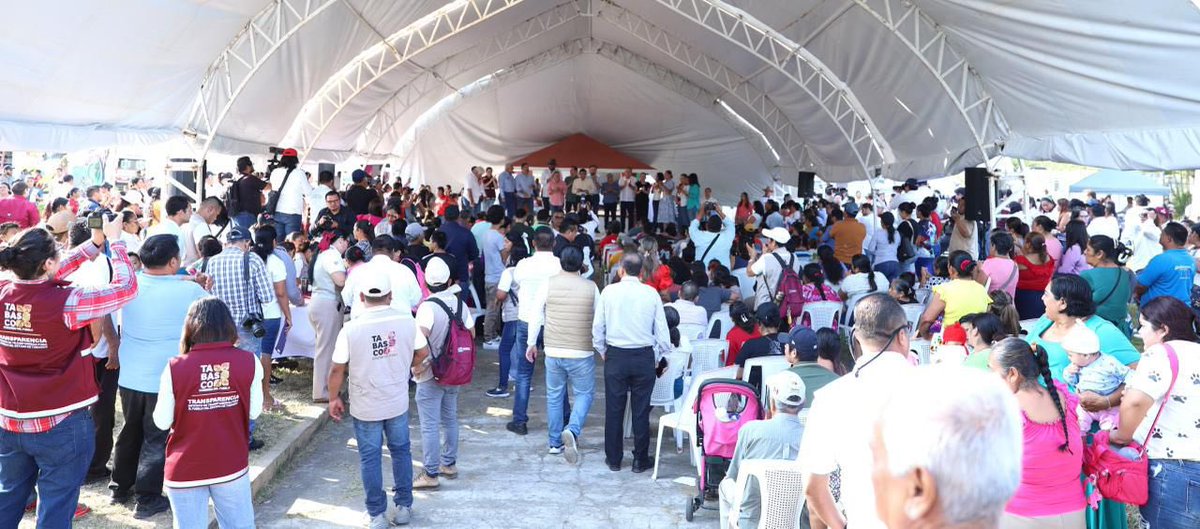 tsj_tabasco's tweet photo. El gobernador Javier May Rodríguez encabezó una nueva jornada de Atención al Pueblo en Territorio, en el parque central del ejido Tierra y Libertad, en el municipio de Cunduacán donde con integrantes de su gabinete y representantes de los poderes públicos, escuchó y atendió de manera directa a la ciudadanía.

El mandatario estatal mencionó la suma del Poder Judicial y la asistencia del magistrado presidente del Tribunal Superior de Justicia de Tabasco (TSJ), Carlos Efrain Reséndez Bocanegra, en este encuentro con la población. Subrayó el cambio que representa que las autoridades judiciales participen directamente en estos ejercicios de cercanía con la gente: “Ahora, en esta nueva forma de servirle al pueblo, los magistrados ya no están en las oficinas. Antes no se les veía, no se les conocía. Hoy nos acompaña el presidente del Tribunal Superior de Justicia”.

La participación del titular del Poder Judicial en estas jornadas refleja el compromiso institucional de llevar la atención judicial a todos los rincones del estado y facilitar el acceso de la población a los servicios de justicia. 

A la fecha, se han brindado más de dos mil audiencias, de las cuales más de 300 se han realizado en territorio, muestra de la disposición de mantener una justicia cercana, accesible y sensible a las necesidades de la sociedad.
Este es el nuevo Poder Judicial de Territorio.