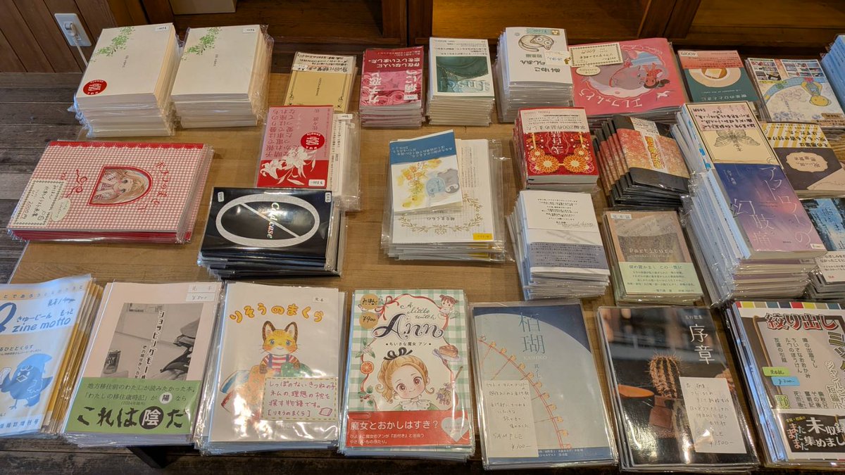 furapera's tweet photo. 本日21時まで！

【WebShopふらぺら】
https://t.co/TUTeAXFQ2B 

📚約100作のオリジナル同人誌、ZINE、雑貨等 
⏰3月7日21時まで注文可 
📦どれだけ購入しても送料500円

作家さんが作りたくて作ったオリジナル作品を販売中！
素敵な作品たちがあなたとの出会いをお待ちしています。WebShopふらぺらで宝探しをしてみませんか？
（写真はふらぺら6実店舗のもの。こちらで販売していた作品をWeb通販にて購入できます）

#ふらぺら