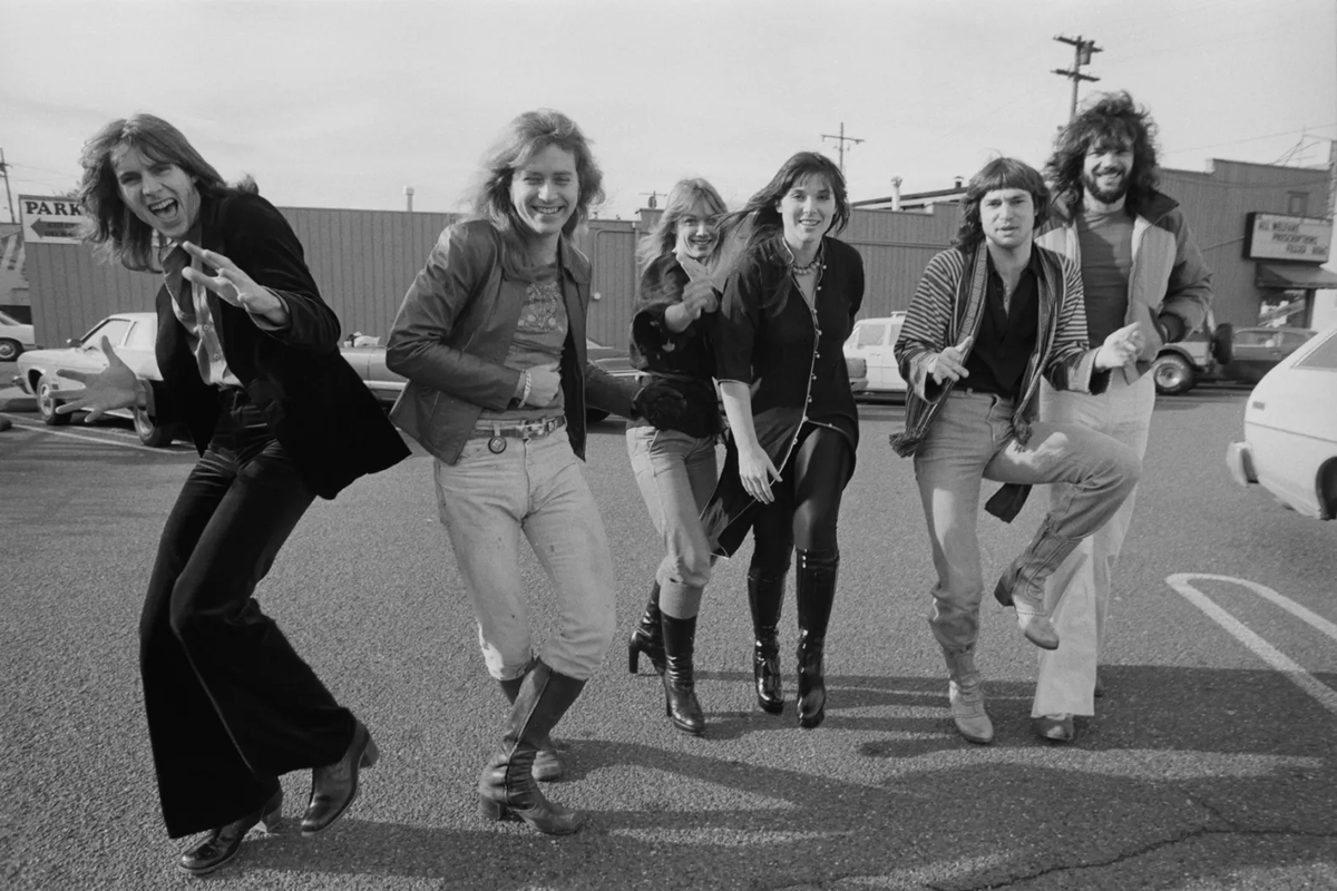 RollingStone's tweet image. EXCERPT: "We didn’t have the stamina that, say, Fleetwood Mac had.... Everything had got so big and huge. Money, fame, interviews. And all of a sudden, the emotional toll just kind of ate us.”

Ann and Nancy Wilson Recall Heart’s 1970s Implosion: rollingstone.com/music/music-fe…