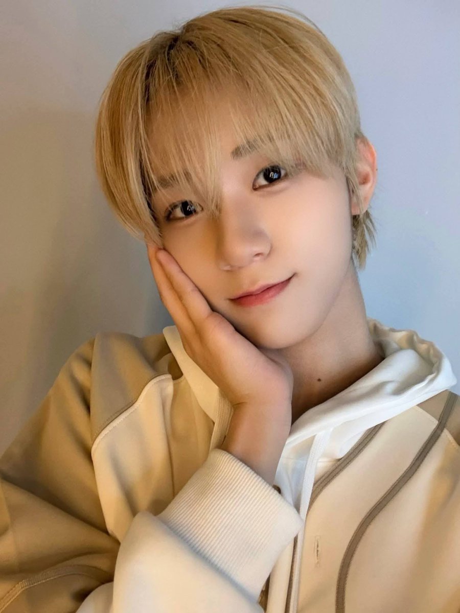 [WEVERSE UPDATE]
– 03062026

🐻: I’m so happy to meet FOHA a lot!

🖇️: weverse.io/ahof/artist/3-…

#DAISUKE #다이스케
#아홉 #AHOF