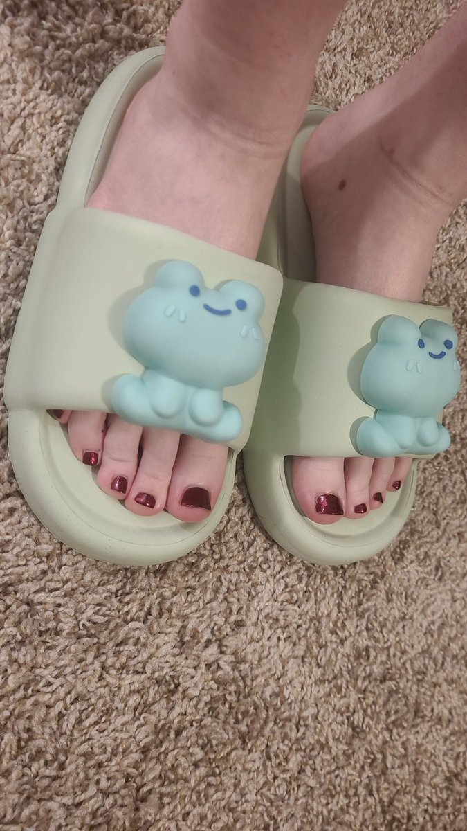 Ravenmoon176592's tweet photo. New sandals, soft babys. Want a feel? https://t.co/CFOupTqz9g