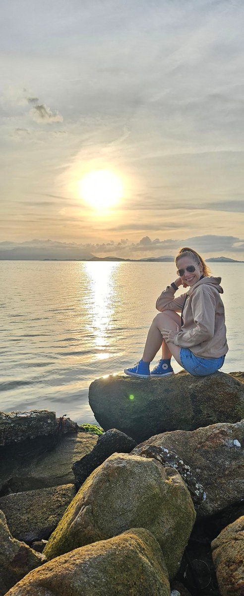 anyav's tweet photo. Meu lugar é entre Montanhas e o Mar...
Onde o sol se despede beijando as águas cristalinas e a lua chega brilhando o meu olhar.

By: Anya Venturin (06/03/2026) https://t.co/JXdPENdgd1