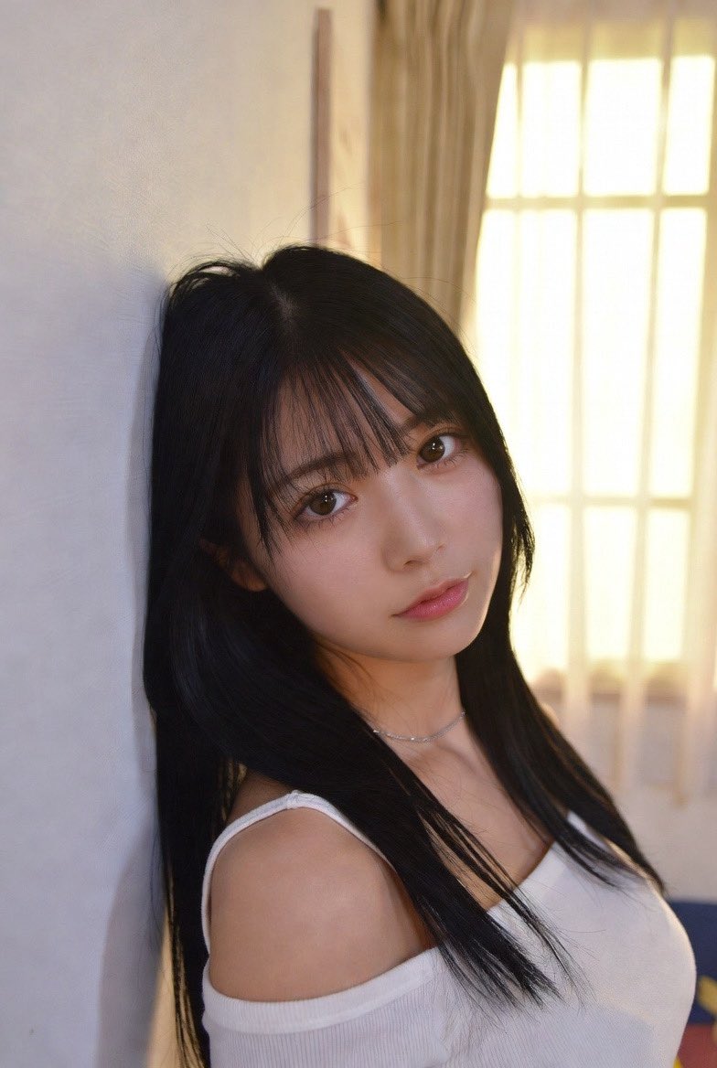 ryobizyoAI's tweet photo. 【不意に目が合い、静かな部屋に二人きり】

カーテン越しの暖かな光が差し込む昼下がり。ふと視線を上げると、白い壁に寄りかかっていた彼女とふいに目が合った。
白いオフショルの華奢な肩口と、さらさらの黒髪。
いつもより少し大人しくて、どこか甘えるようなそのまっすぐな瞳。
言葉なんてなくても、彼女が俺の腕の中を求めているのが痛いほど伝わってくる。こんな無防備な顔をされたら、もう今日はどこに行くことはできないな…