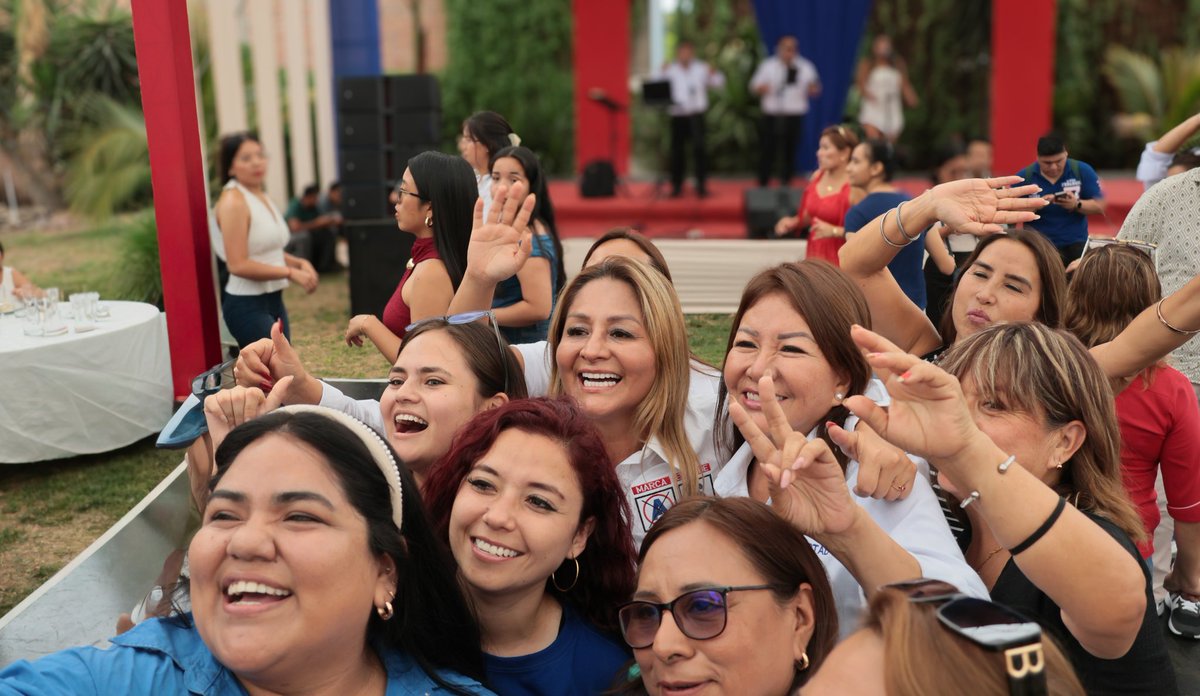 TaniaRodasM's tweet photo. Por el Día Internacional de la Mujer 🌸, participé hoy en un compartir junto a lideresas y candidatas de @Peru_APP, en reconocimiento al esfuerzo y la valentía de las mujeres.
Fue un momento de alegría y celebración de la mujer líder. https://t.co/FB5x9cuvSv