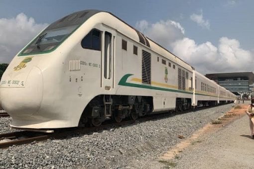 Oluwaseun0905's tweet photo. Moving trainnnnnnnnnn https://t.co/h6n62yz94s