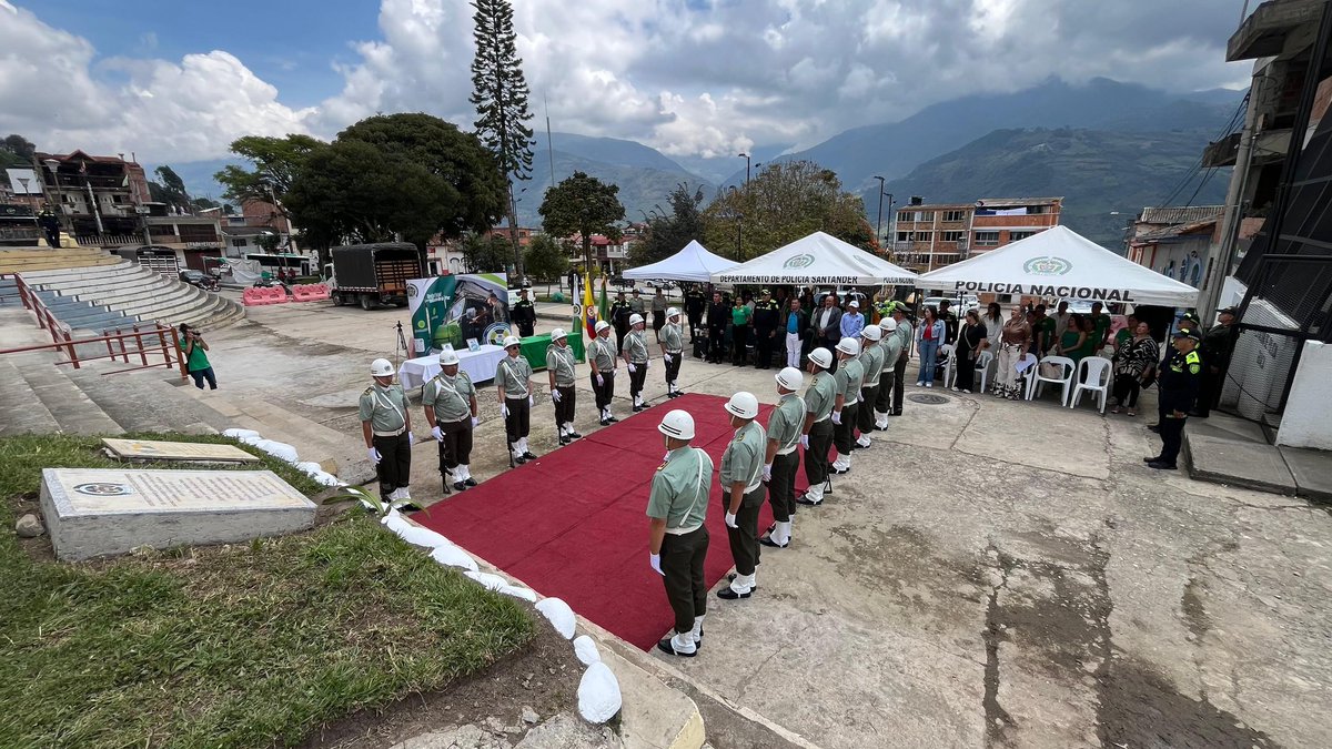 PoliciaUNIPEP's tweet photo. #Hoy, en el municipio de #Guaca, #Santander, el Grupo Territorial para la Paz de @PoliciaStander, en articulación con la @GobdeSantander, realizó la develación de una placa conmemorativa como símbolo de respeto a las víctimas del conflicto armado en este municipio. #S2D https://t.co/gpf4GfB0xL